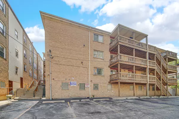 Chicago, IL 60645,7019 N Ridge BLVD #3B