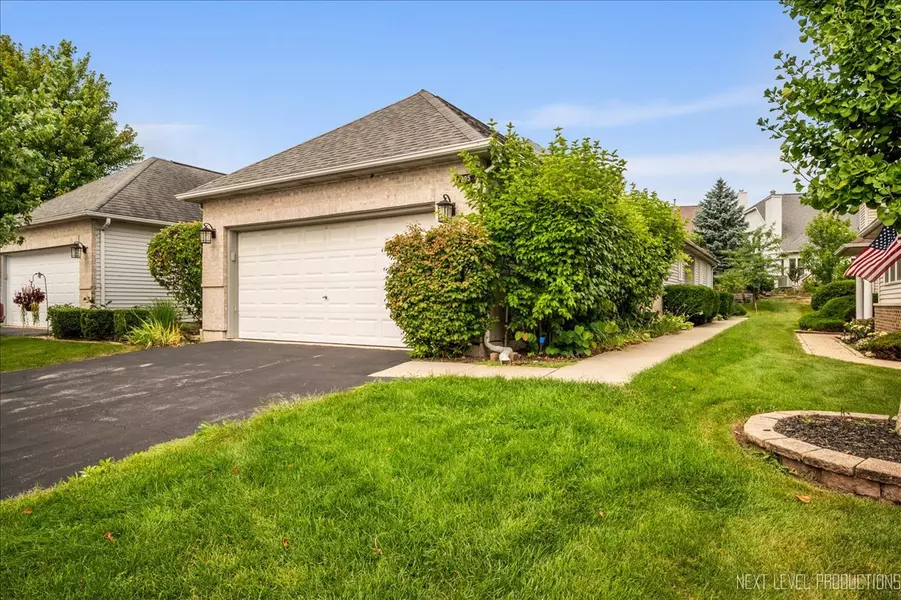 805 Thornwood DR, St. Charles, IL 60174