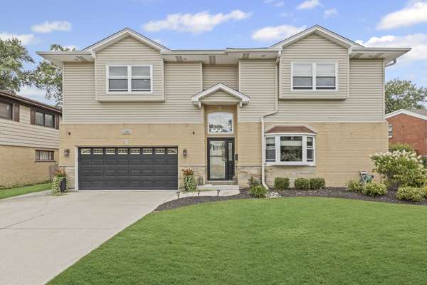130 S Elm Tree LN, Elmhurst, IL 60126