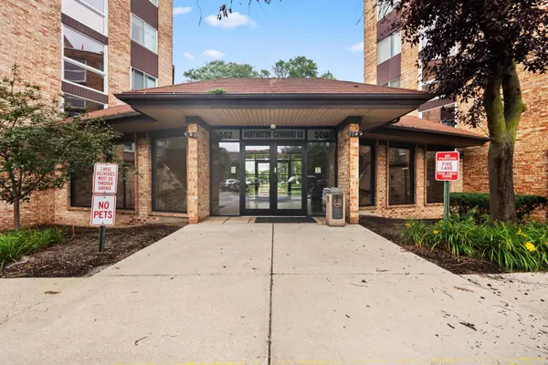 502 W Huntington Commons RD #443, Mount Prospect, IL 60056