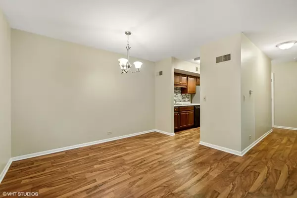 Barrington, IL 60010,520 SHORELY DR #201