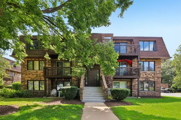 207 Uteg ST #302, Crystal Lake, IL 60014