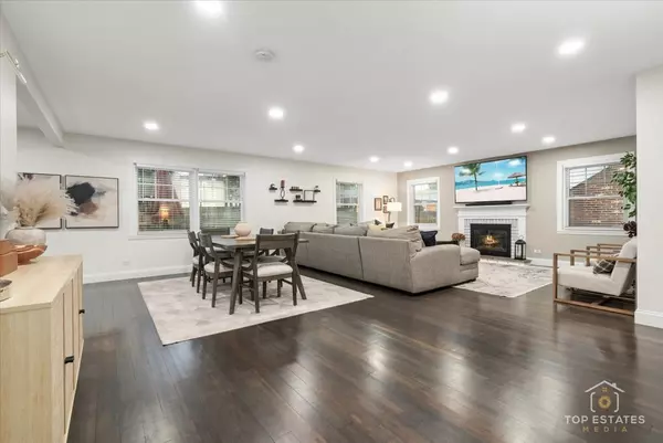 Buffalo Grove, IL 60089,957 Country LN