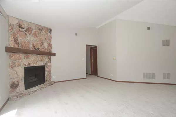 Arlington Heights, IL 60004,1611 W Partridge CT #8