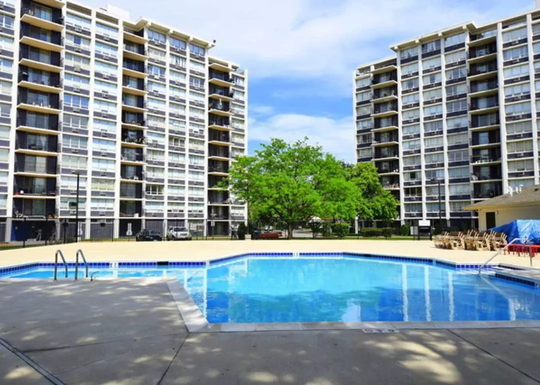 Niles, IL 60714,8801 W GOLF RD #8A