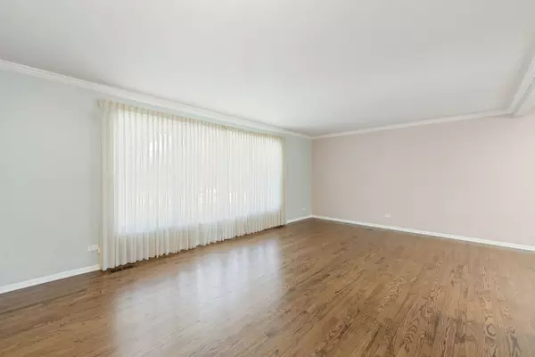 Lake Bluff, IL 60044,408 W Hawthorne CT