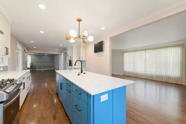 Lake Bluff, IL 60044,408 W Hawthorne CT