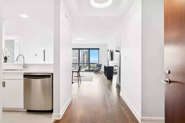 Chicago, IL 60602,130 N Garland CT #2009