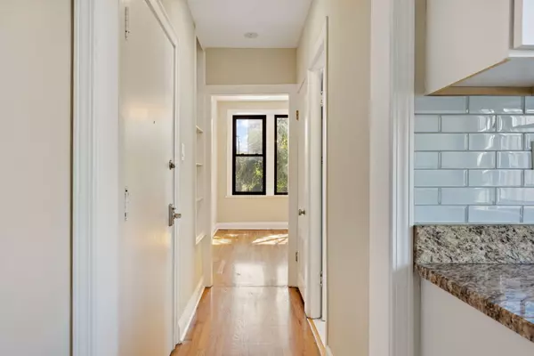 Chicago, IL 60647,2242 N Western AVE #2F