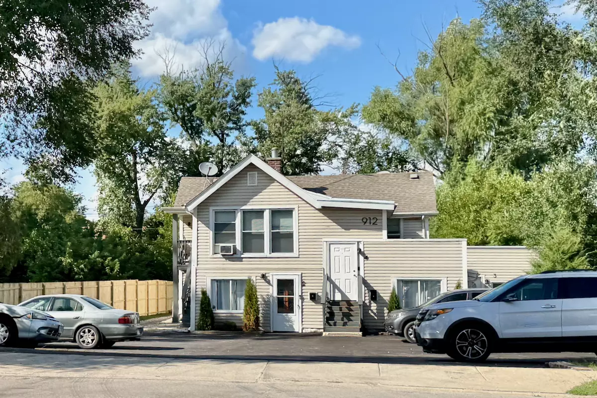 Lombard, IL 60148,912 E Saint Charles RD