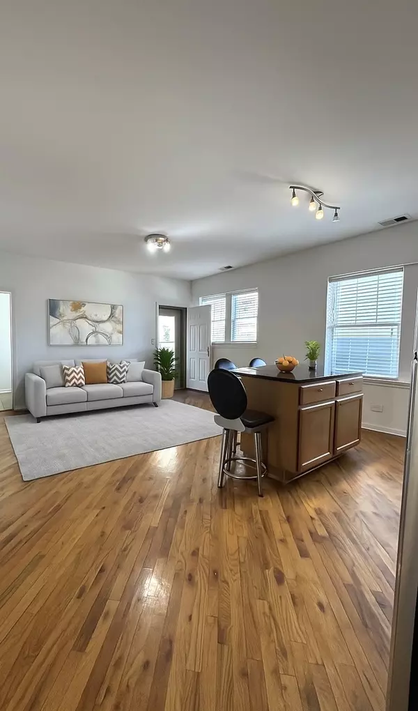 Chicago, IL 60659,2414 W Bryn Mawr AVE #1W