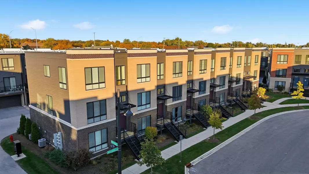1300 Catalina CT, Schaumburg, IL 60173