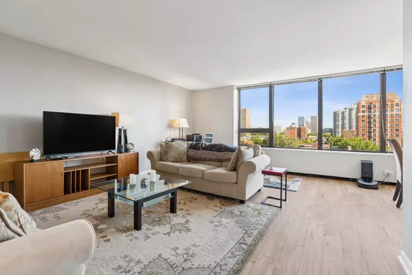 Chicago, IL 60613,3930 N Pine Grove AVE #801