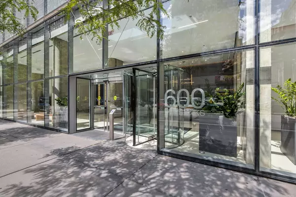 Chicago, IL 60611,600 N Fairbanks CT #2403