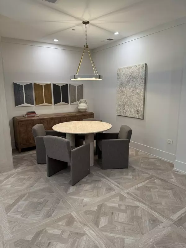 Lake Forest, IL 60045,1800 Amberley CT #102