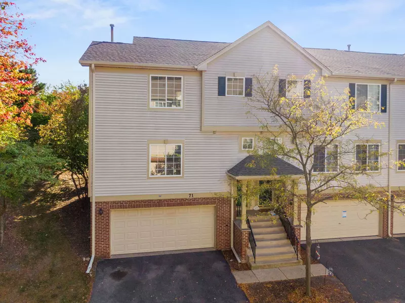 71 Monarch DR, Streamwood, IL 60107