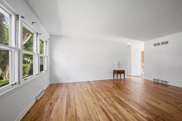 Barrington, IL 60010,145 Walton ST