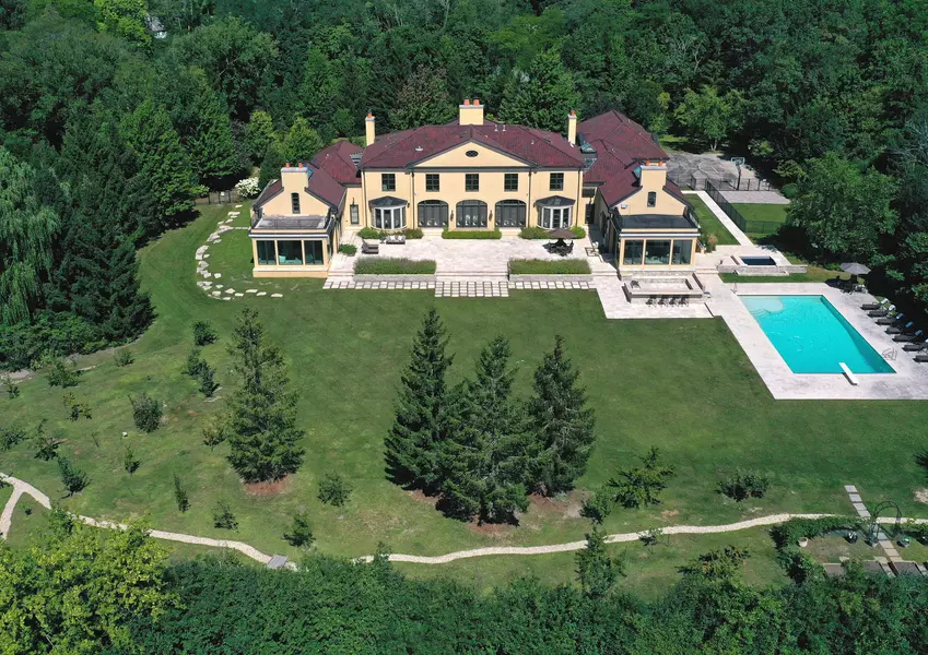 261 E Onwentsia RD, Lake Forest, IL 60045