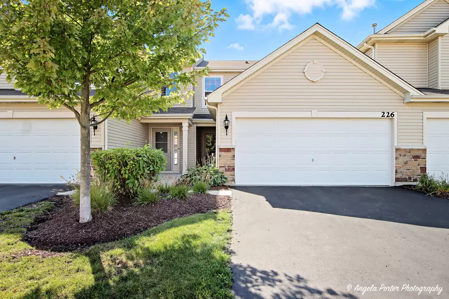 226 Wildmeadow LN, Woodstock, IL 60098