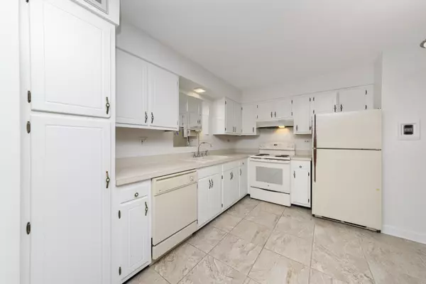 Downers Grove, IL 60515,4221 Saratoga AVE SE #101A