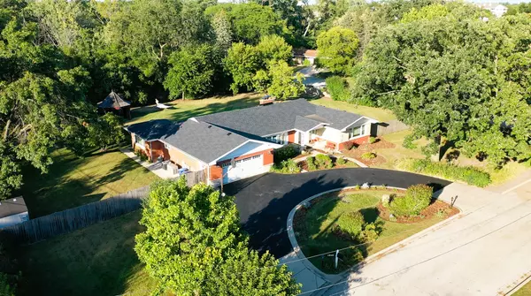 1010 Crabtree LN, Des Plaines, IL 60016