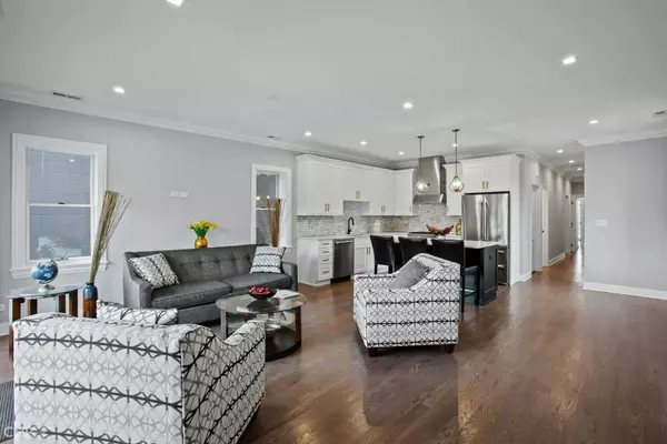 Chicago, IL 60612,211 S Hamilton AVE #2