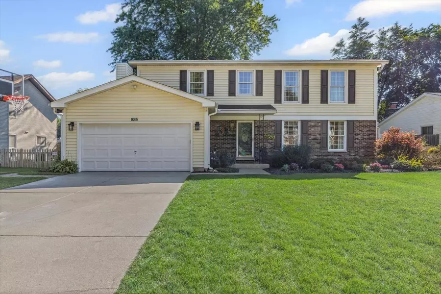 835 Glendale DR, Crystal Lake, IL 60014