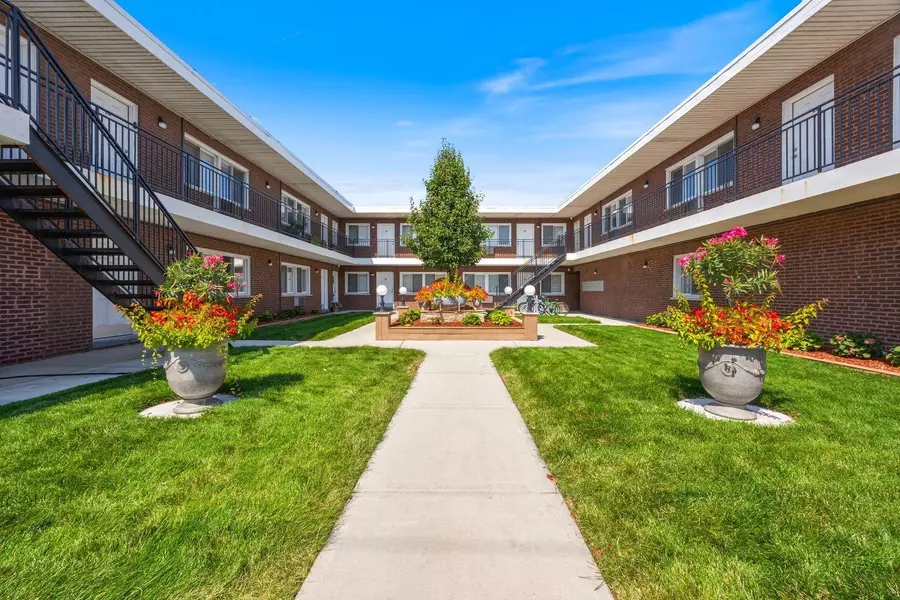 7834 95th ST #2A, Hickory Hills, IL 60457