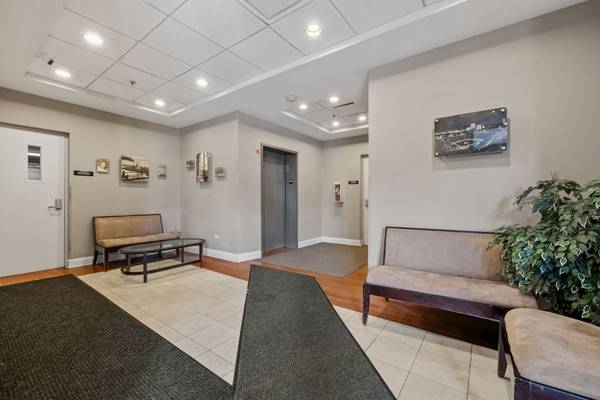 Palatine, IL 60067,235 N Smith ST #401