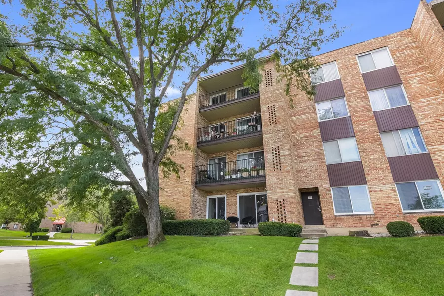500 W Huntington Commons RD #157, Mount Prospect, IL 60056