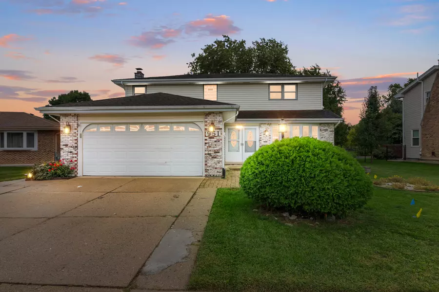 951 Dearborn CIR, Carol Stream, IL 60188