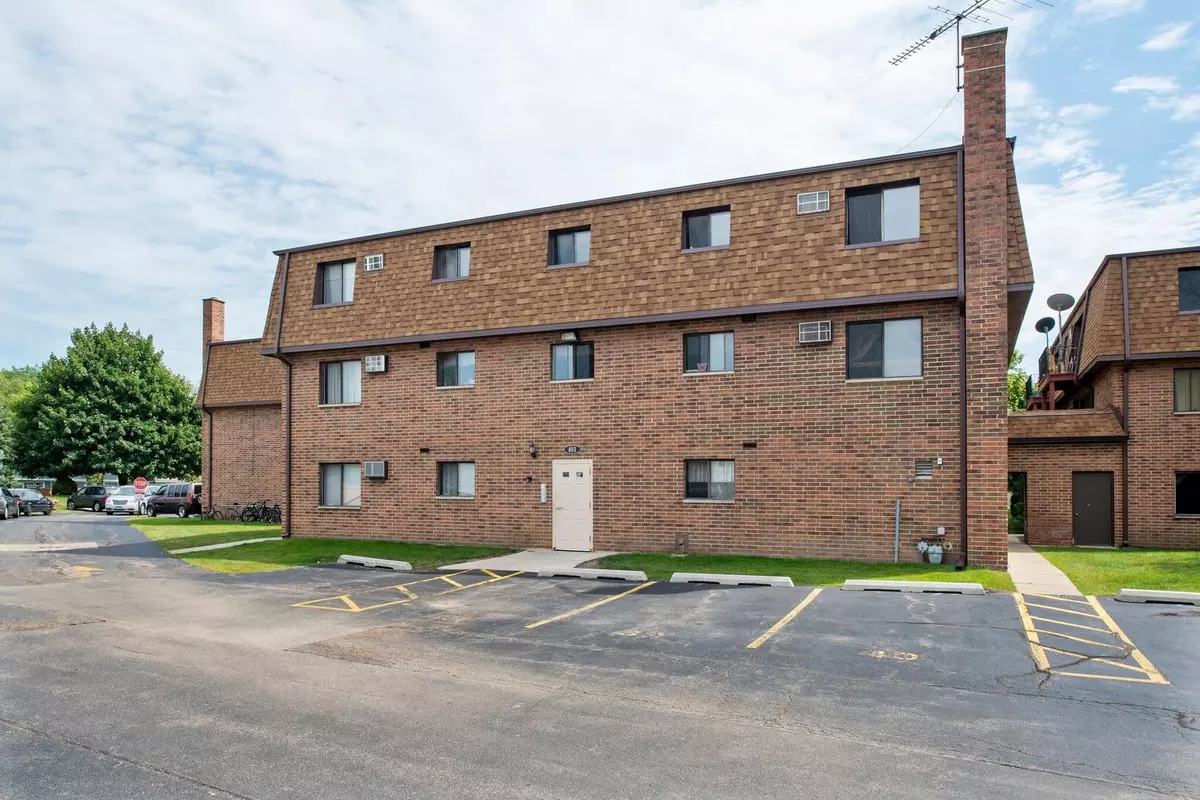 Wheeling, IL 60090,493 McHENRY RD #3B
