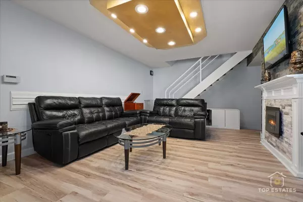 Palatine, IL 60074,2044 N GINGER CREEK DR