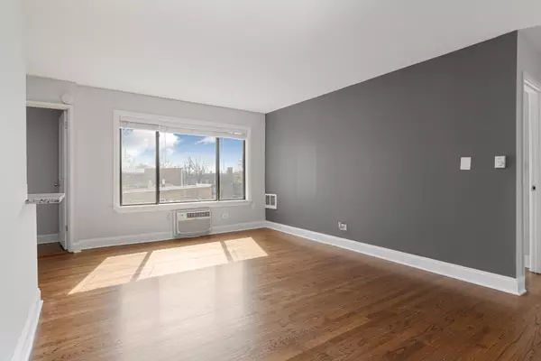 Chicago, IL 60626,7545 N Winchester AVE #305