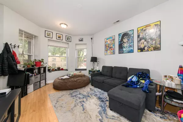 Chicago, IL 60618,3080 N Davlin CT