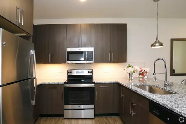 Schaumburg, IL 60173,670 E Algonquin RD #4212