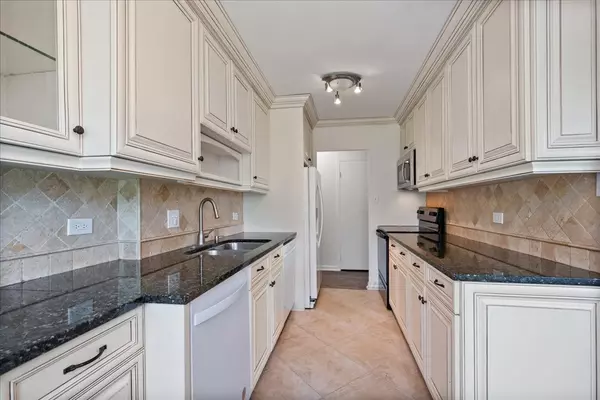 Chicago, IL 60645,7141 N Kedzie AVE #406
