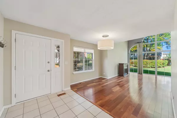 Arlington Heights, IL 60004,476 W Happfield DR #10AL