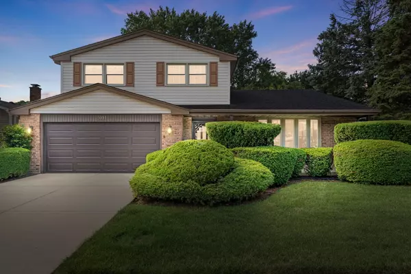 2011 E Canterbury DR, Arlington Heights, IL 60004