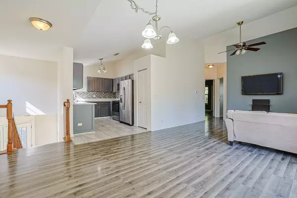 Elgin, IL 60120,712 Shady Oaks CT