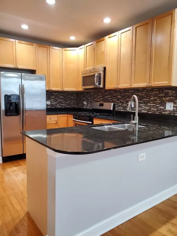Chicago, IL 60612,2355 W CONGRESS Pkwy #2