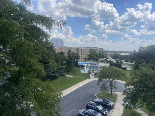 Lombard, IL 60148,2222 S Stewart AVE #5C