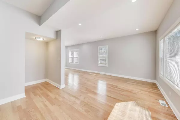 Chicago, IL 60651,5828 W Iowa ST
