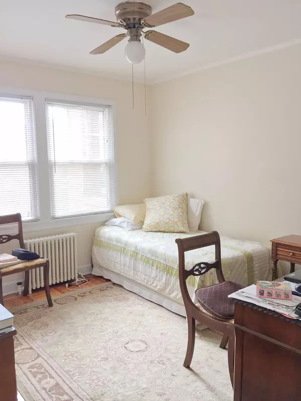 Evanston, IL 60202,303 Ridge AVE #1