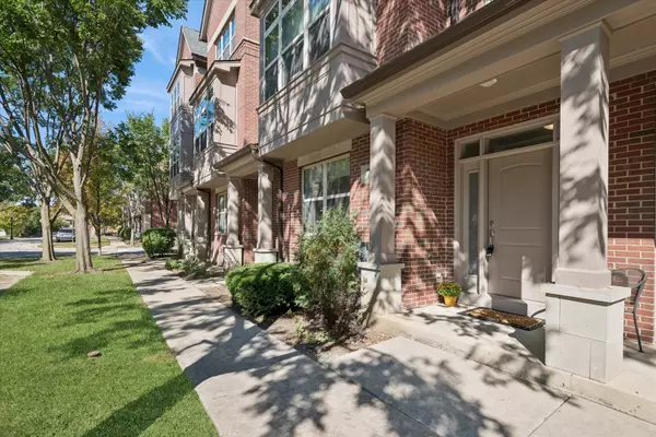 Vernon Hills, IL 60061,717 Summit LN
