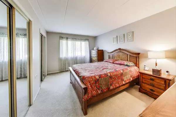 Homewood, IL 60430,940 Holbrook RD #8A