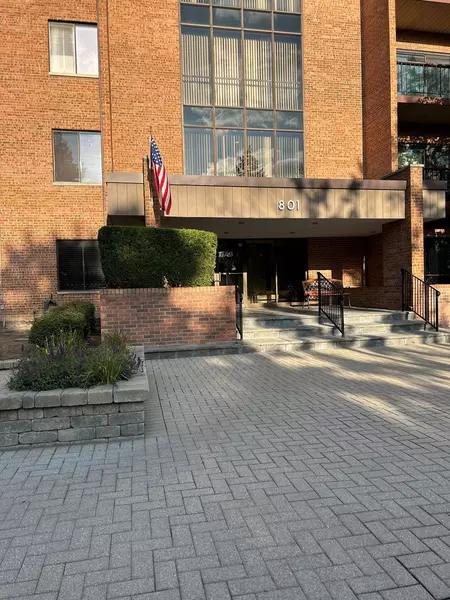 801 79TH ST #105, Darien, IL 60561