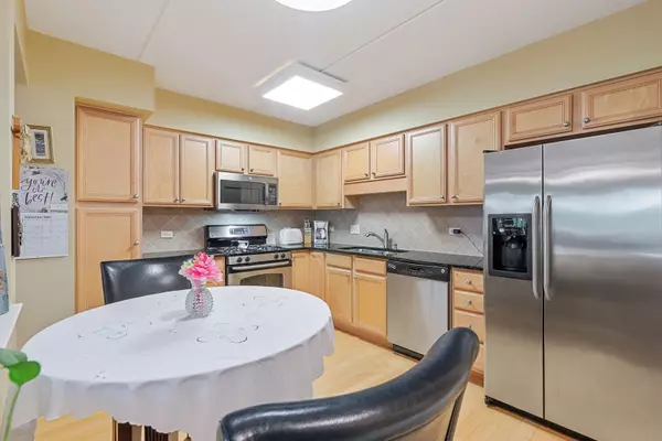 Roselle, IL 60172,225 Main ST #201
