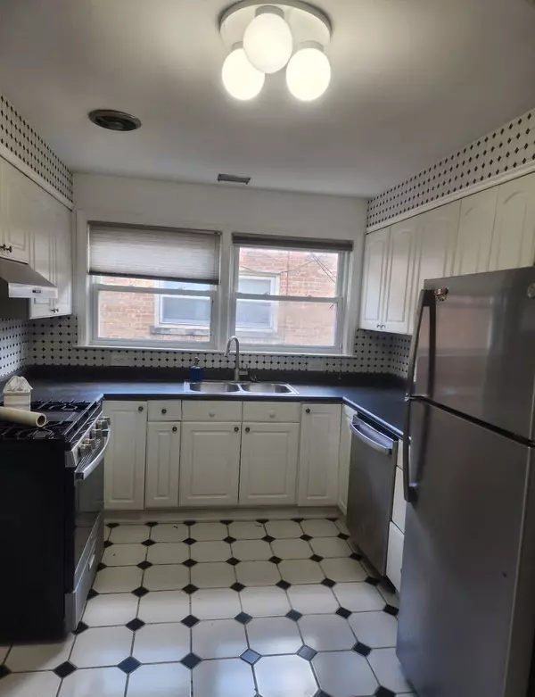 Skokie, IL 60076,8030 N KENTON AVE #2A