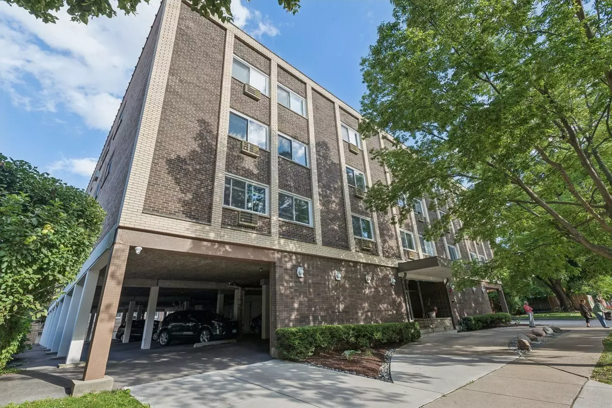 Oak Park, IL 60302,222 N Grove AVE #2A